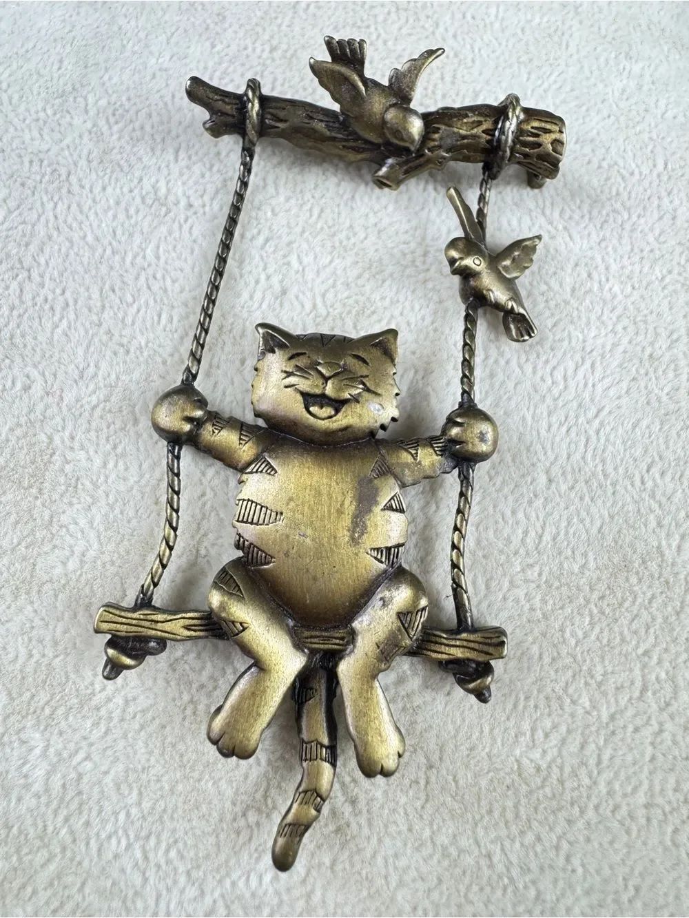 JJ Vintage Cat Smiles On Swinging